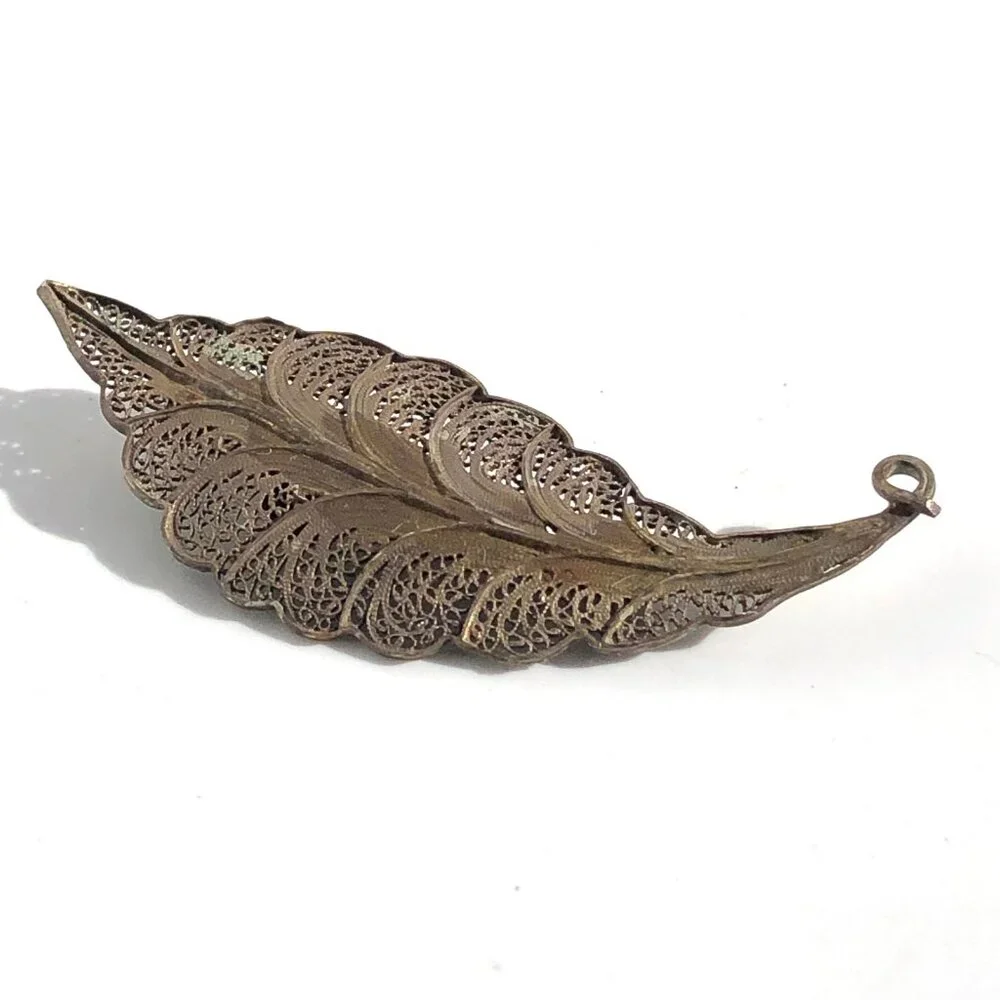 vintage filigree leaf pin brooch Portuguese brass tone delicate Victorian nature - Picture 9 of 16